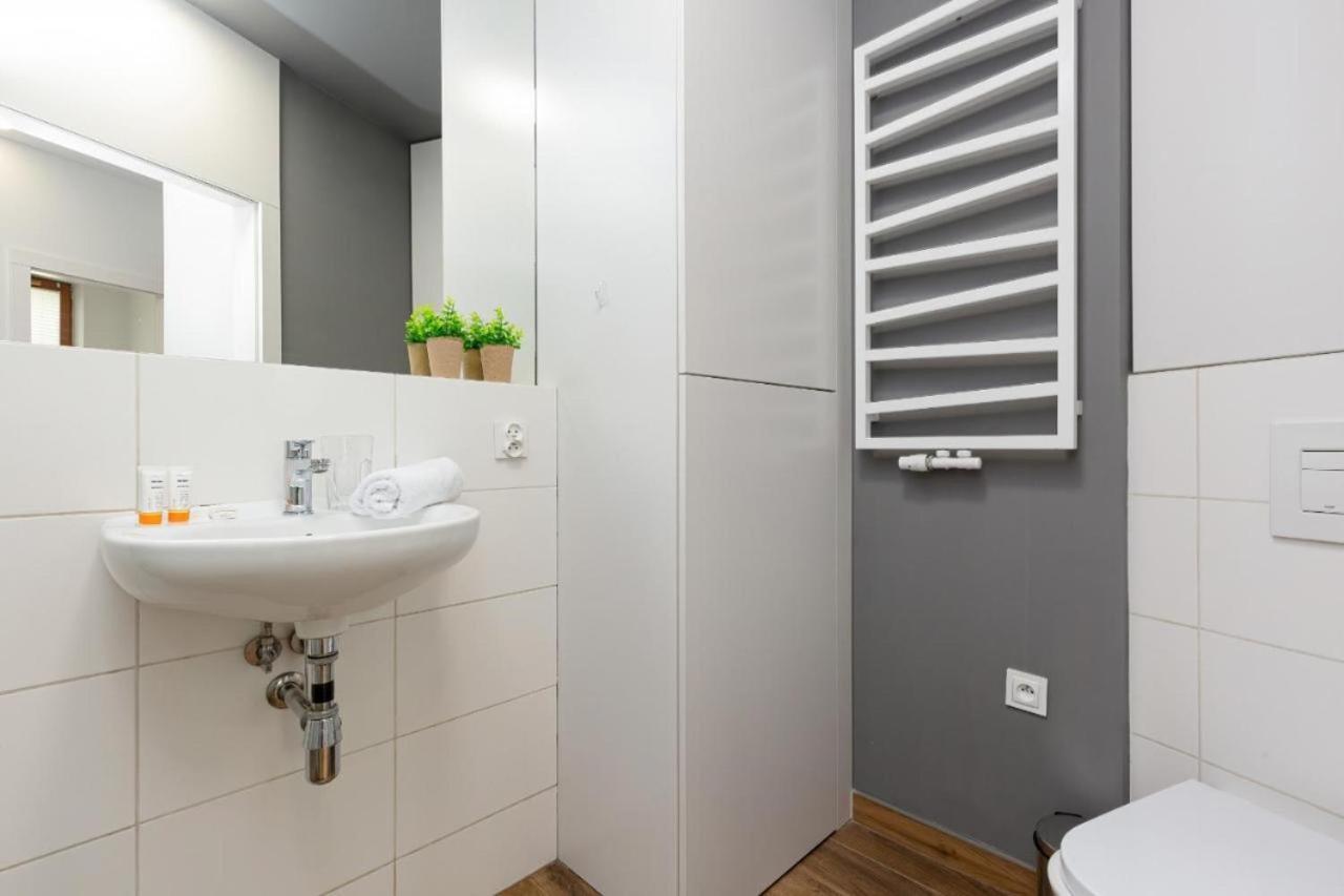 Modern Apartment With Pool Near Golden Terraces 华沙 外观 照片
